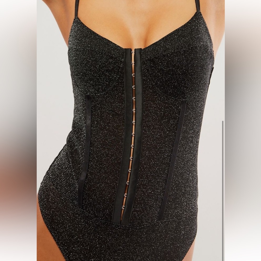 Worn once! I just switched for a smaller size.